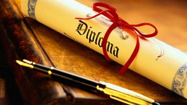 Faculdade não entrega diploma e é condenada a pagar indenização